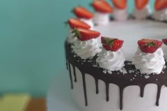 Torta-prelivena-cokoladom-3-scaled